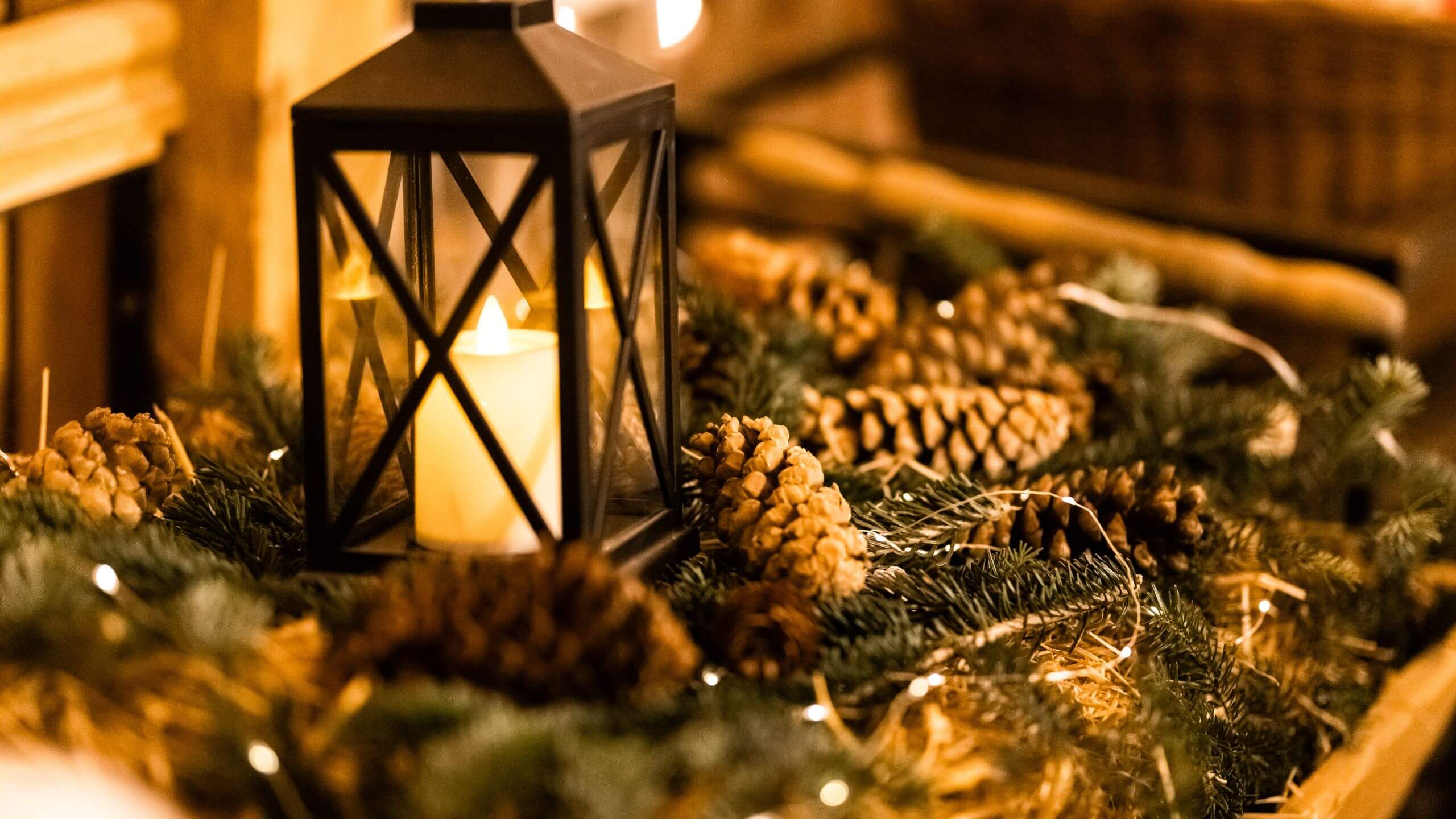 Décoration d'hiver : Décoration de mariage d'hier avec bougie, pomme de pin et branche de sapin au domaine La Drille au bord de l'eau à Schirmeck en Alsace