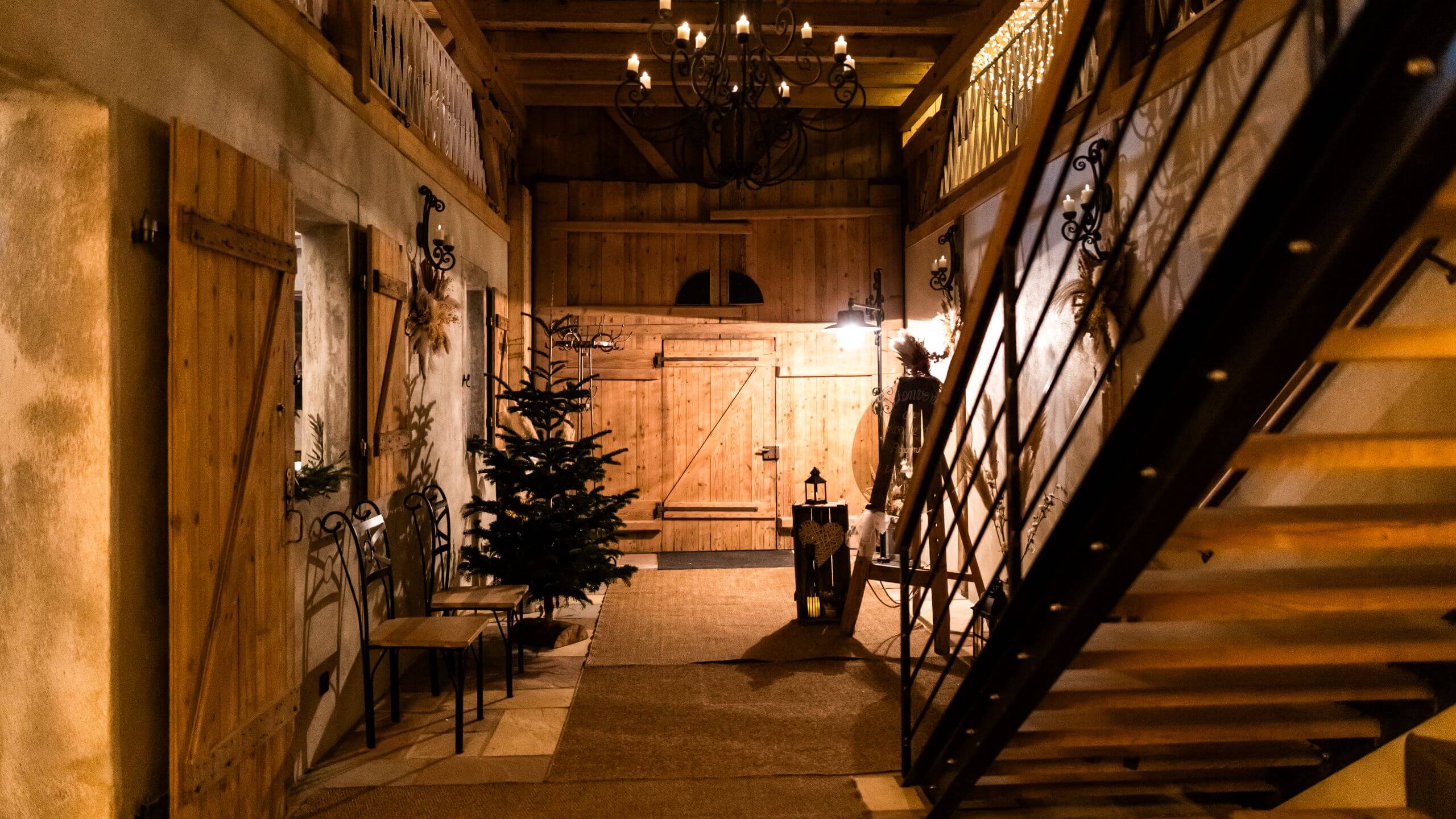 Entrée de la salle de réception avec une décoration de mariage d'hiver au domaine La Drille au bord de l'eau à Schirmeck en Alsace