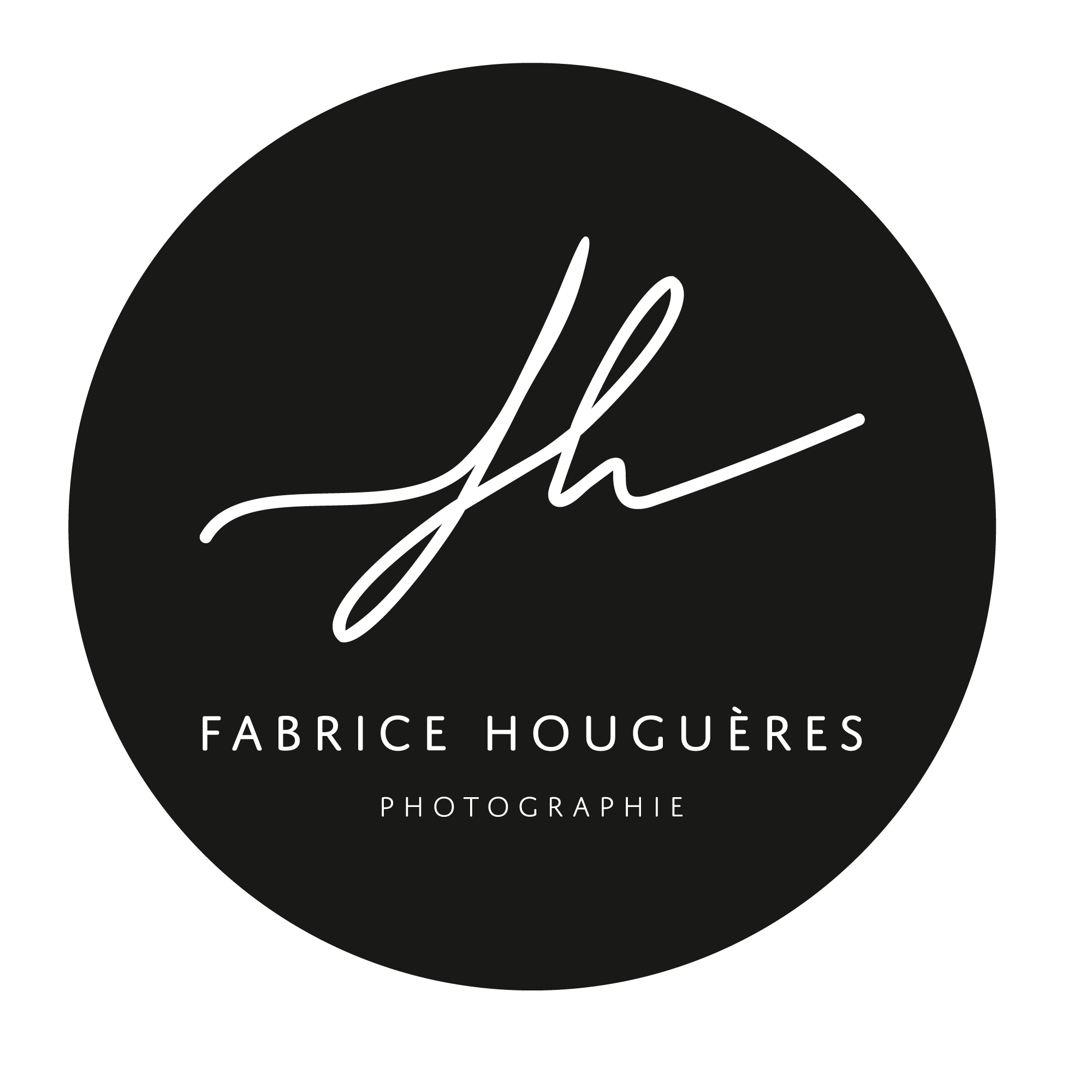 Logo de Fabrice HOUGUERES photographe de mariage. Le logo est rond sur un fond noir. FH est ecrit dessus